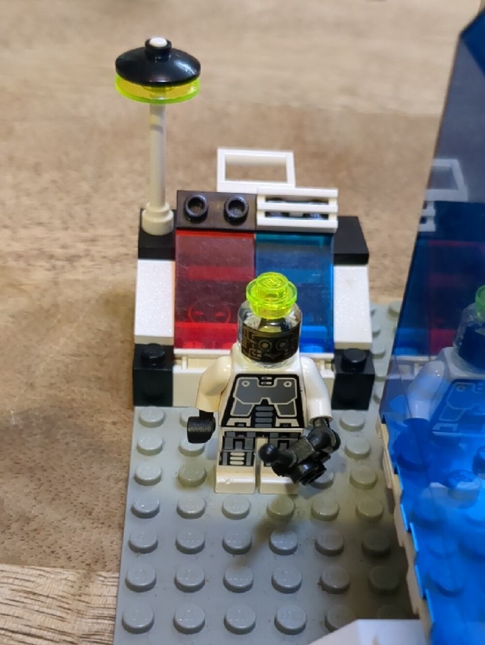 Lego 6958-1 Android Base - 3 Minifigs - All Pieces - Picture 11 of 14